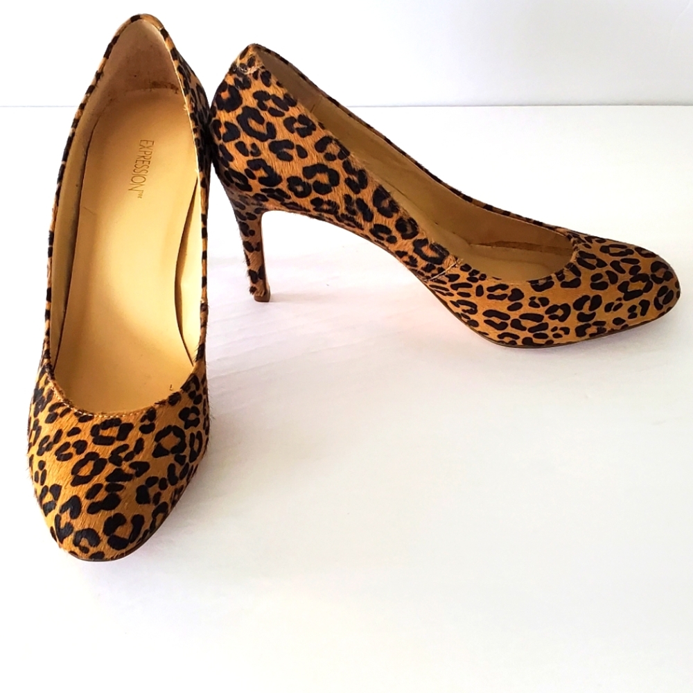 Ladies shoe. Leather sole and upper.